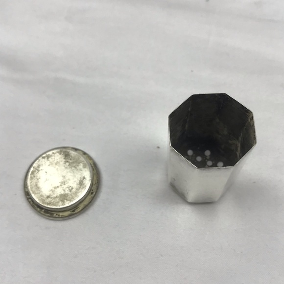 Vintage sterling silver salt/herb shaker - Picture 5 of 12